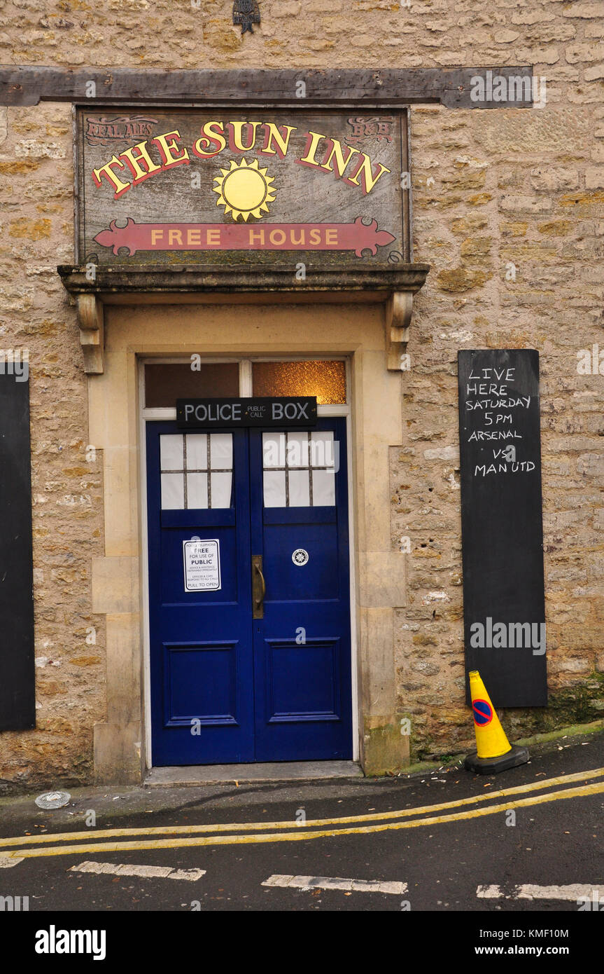 Sun Inn mit der Tardis Tür in Catherine Street Frome, Somerset. DE Stockfoto