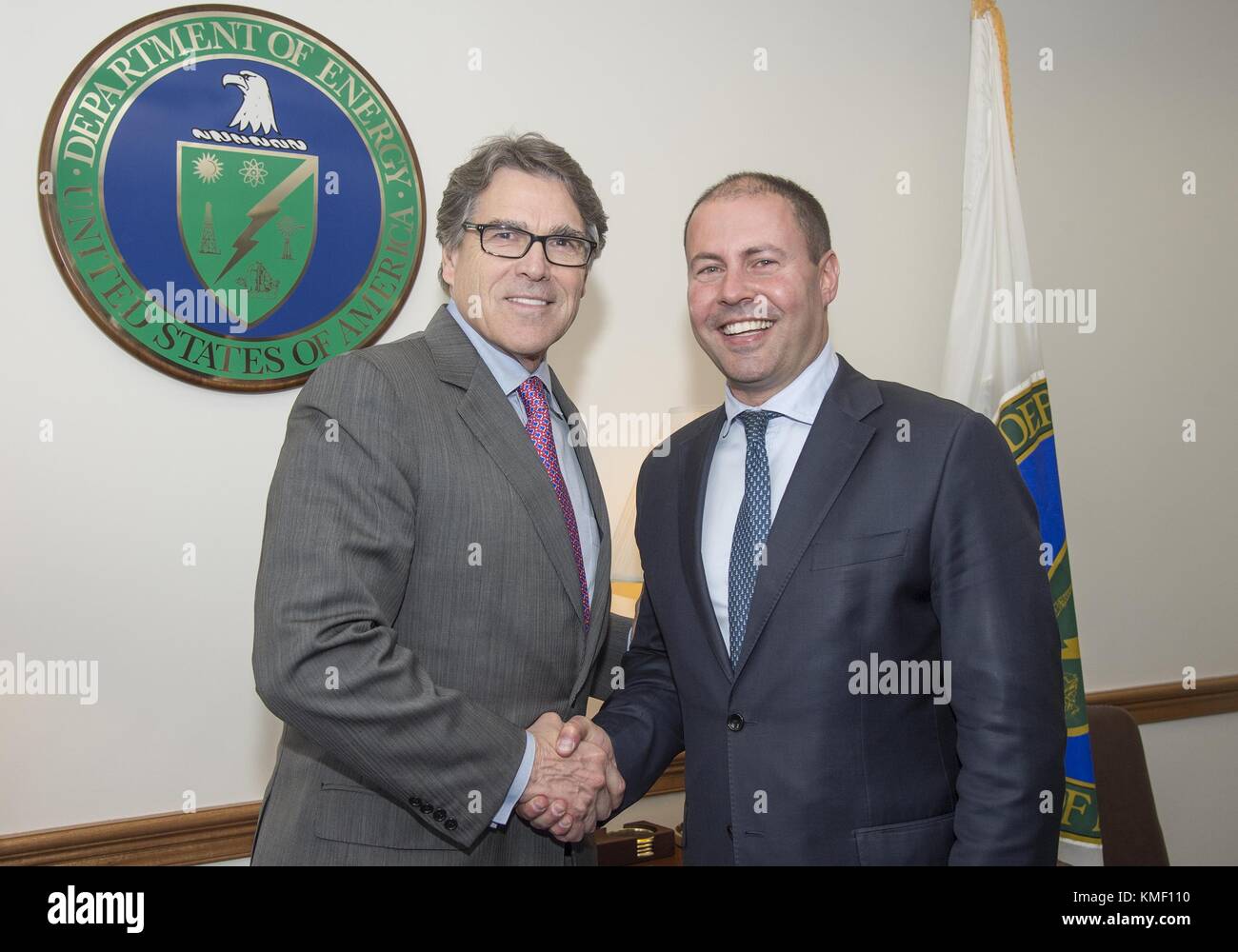 Us-Energieminister Rick Perry (links) trifft sich mit australischen Umwelt und Energie Minister Josh frydenberg des US-Außenministeriums Energie am 27. April 2017 in Washington, DC. (Foto durch Ken shipp über planetpix) Stockfoto