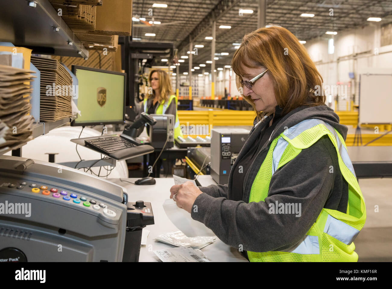 Romulus, Michigan - Arbeitnehmer bereiten Etiketten für UPS-Sendungen zu einem mopar Auto Parts Distribution Center. mopar ist die Auto Teile Betrieb von Fiat chry Stockfoto