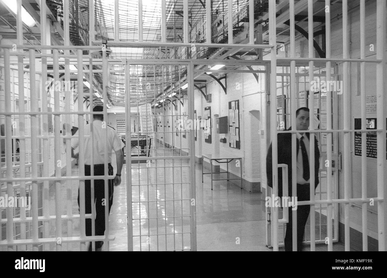 Gefängnis Offiziere patrouillieren Wing an hmp Winchester, Winchester, Hampshire, Vereinigtes Königreich. 10. Mai 2001. Stockfoto