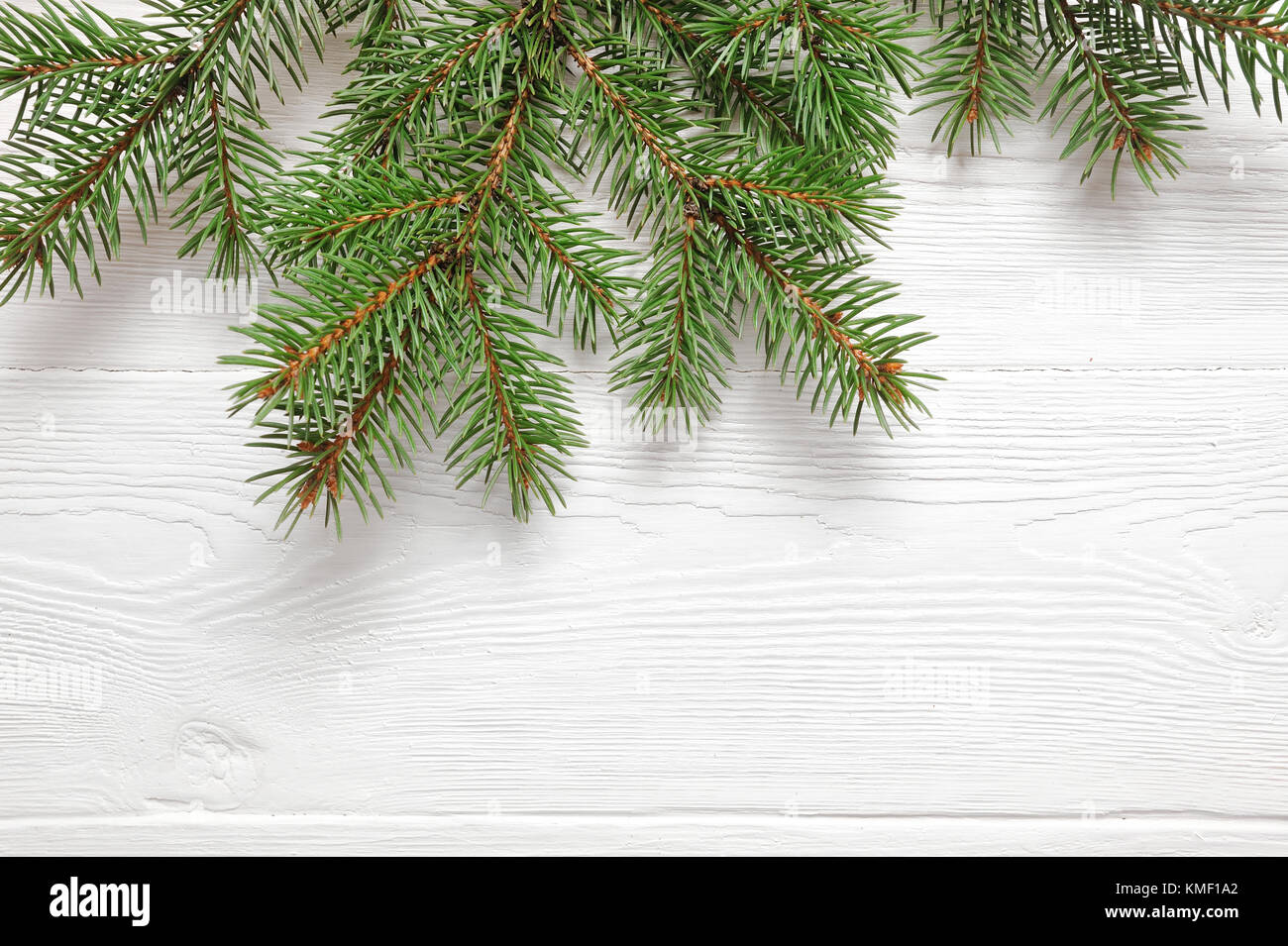 Mockup christmas tree branches Grenze über weiß Holz- Hintergrund, mit Platz für Ihren Text Stockfoto