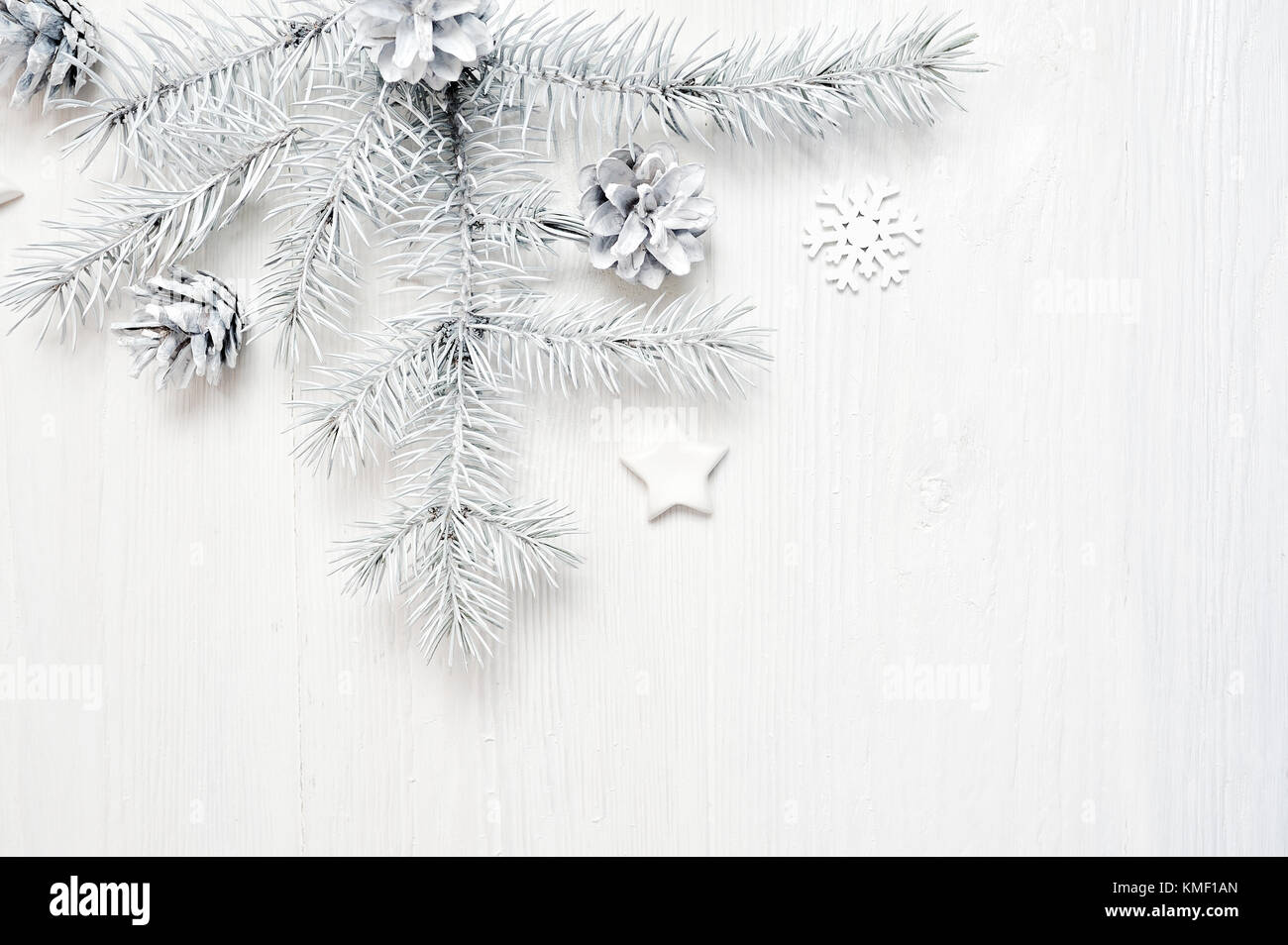 Mockup christmas frame White tree branches Grenze über weiß Holz- Hintergrund, mit Platz für Ihren Text Stockfoto
