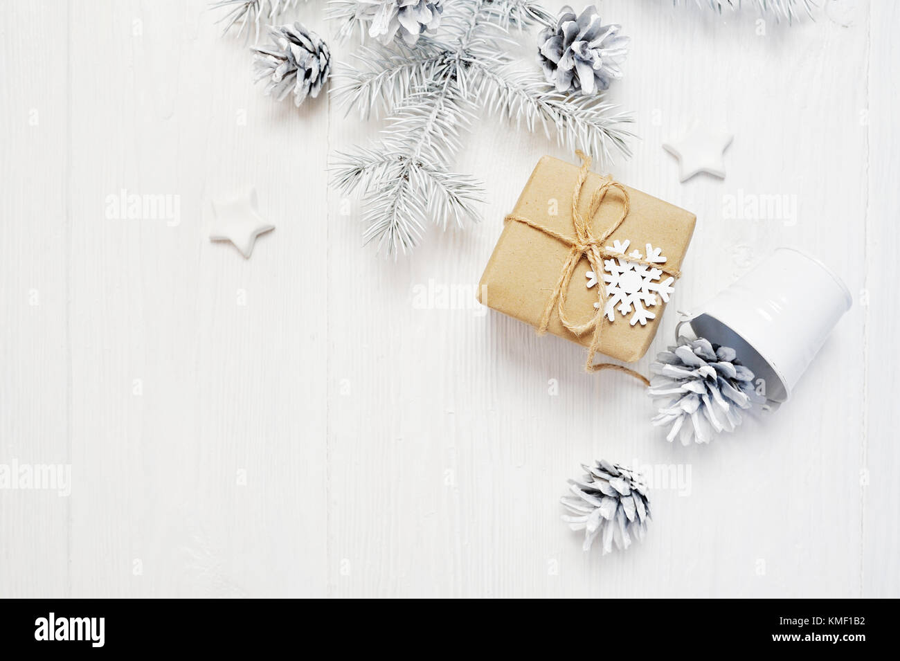 Mockup Weihnachten kraft Geschenk und Baum Kegel, flatlay auf einem weißen Hintergrund, aus Holz mit Platz für Ihren Text Stockfoto