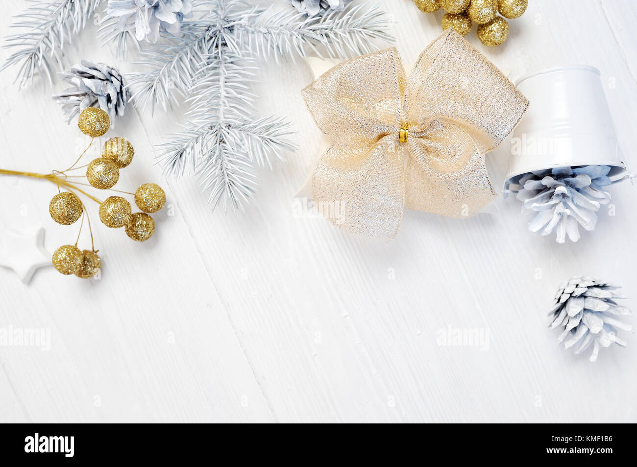 Mockup Weihnachten Geschenk Gold Bug und Baum Kegel, flatlay auf einem weißen Hintergrund, aus Holz mit Platz für Ihren Text Stockfoto
