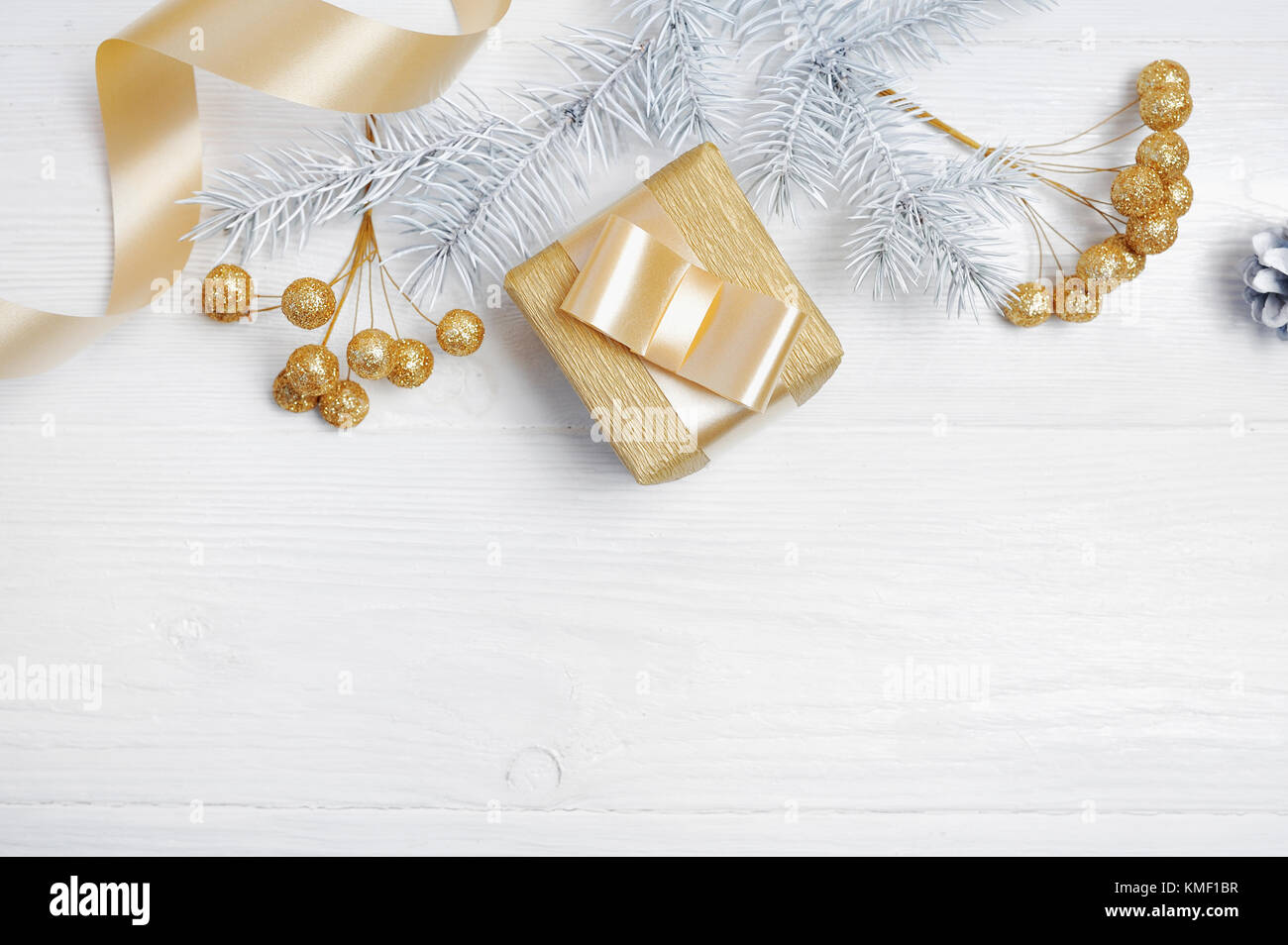 Mockup Weihnachten Geschenk gold Schleifenband und Baum Kegel, flatlay auf einem weißen Hintergrund, aus Holz mit Platz für Ihren Text Stockfoto