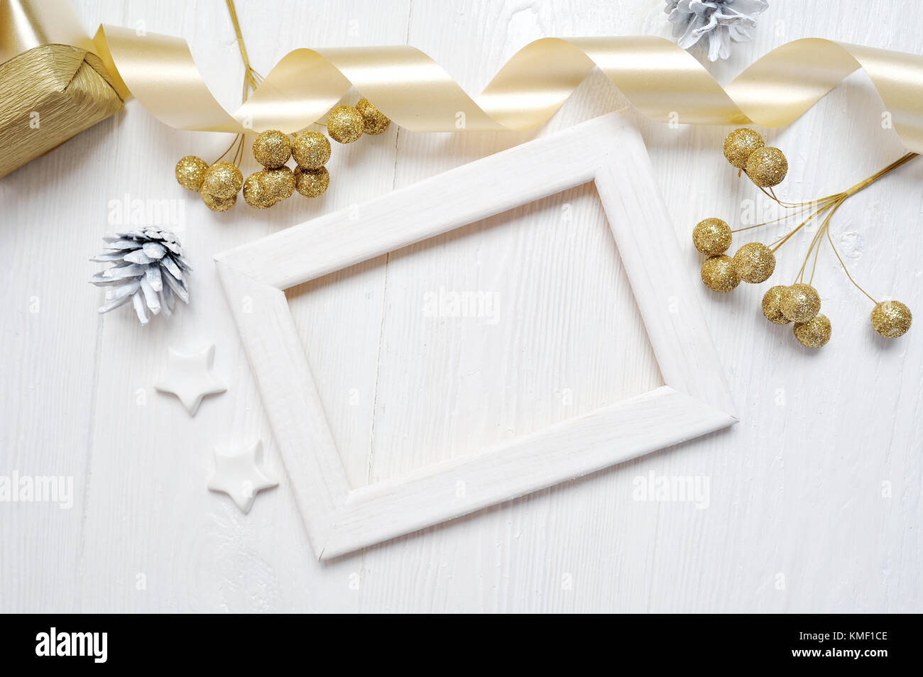 Mockup weihnachten Holz Rahmen gold Schleifenband und Baum Kegel, flatlay auf einem weißen Hintergrund, aus Holz mit Platz für Ihren Text Stockfoto