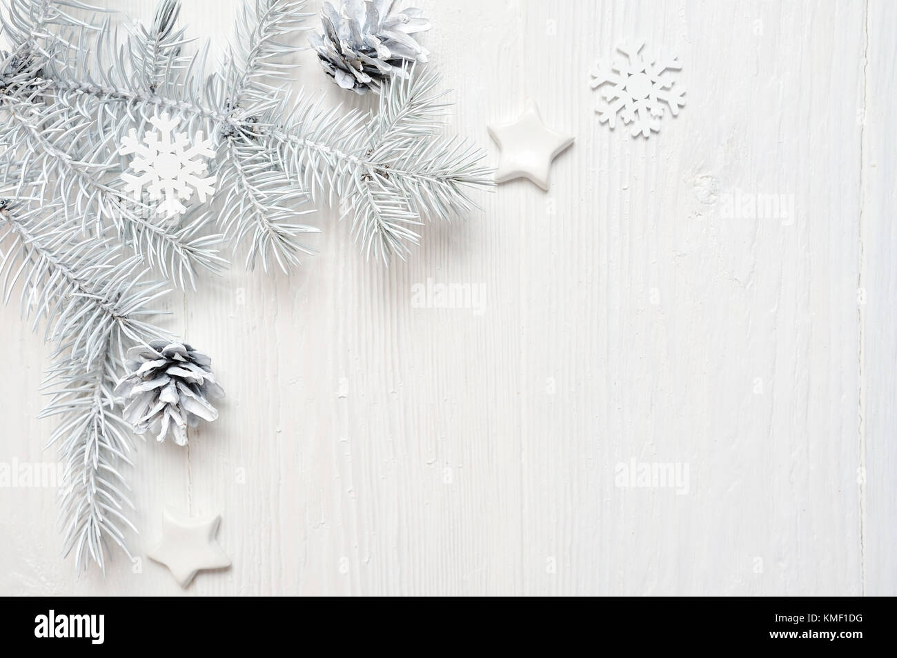 Mockup christmas frame White tree branches Grenze über weiß Holz- Hintergrund, mit Platz für Ihren Text Stockfoto
