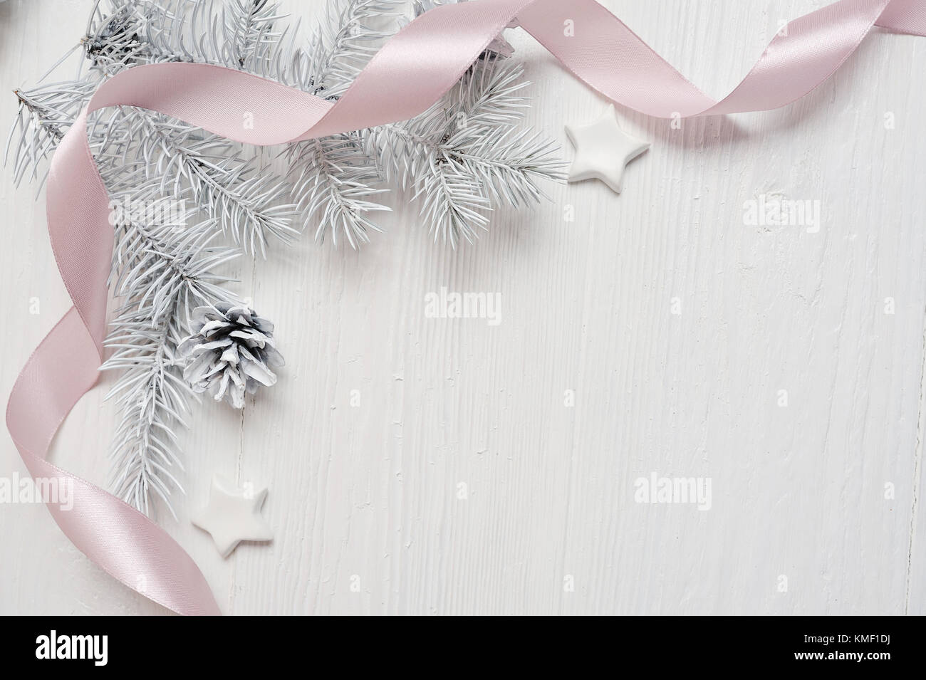 Mockup Weihnachtsbaum Kegel und Pink Ribbon, flatlay auf einem weißen Hintergrund, aus Holz mit Platz für Ihren Text Stockfoto