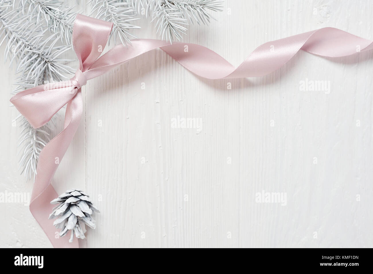 Mockup Weihnachtsbaum Kegel und rosa Schleife, flatlay auf einem weißen Hintergrund, aus Holz mit Platz für Ihren Text Stockfoto