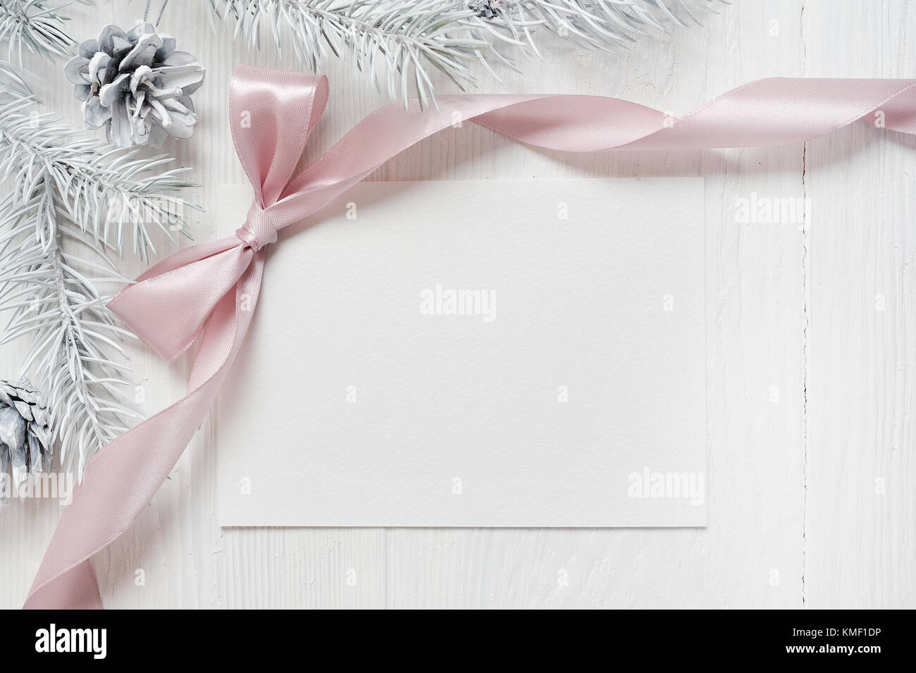 Mockup Weihnachtsbaum Kegel und rosa Schleife, flatlay auf einem weißen Hintergrund, aus Holz mit Platz für Ihren Text Stockfoto