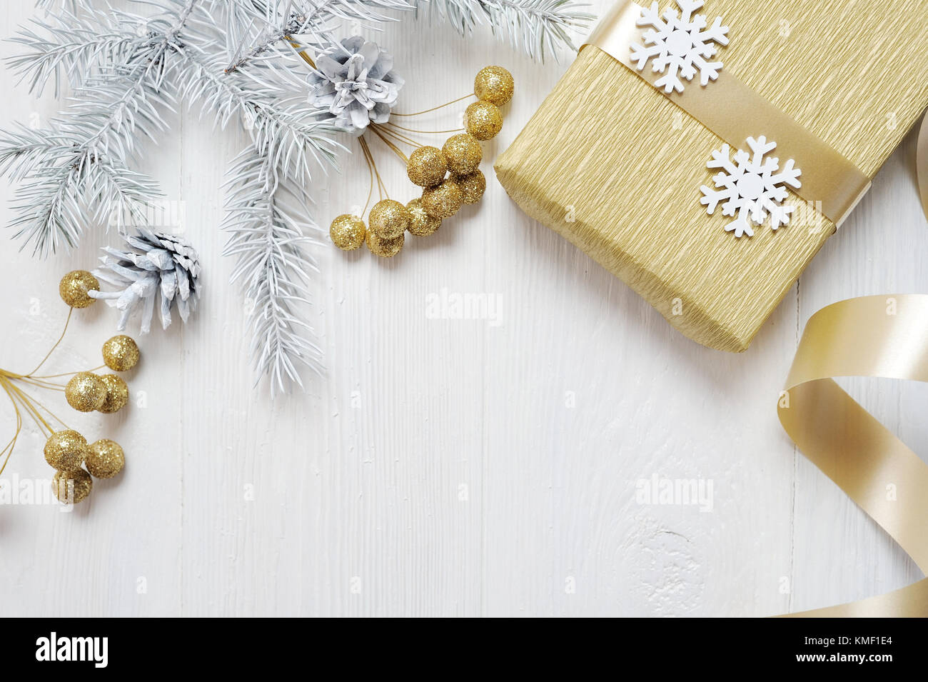 Mockup Weihnachten Geschenk Gold Bug und Baum Kegel, flatlay auf einem weißen Hintergrund, aus Holz mit Platz für Ihren Text Stockfoto