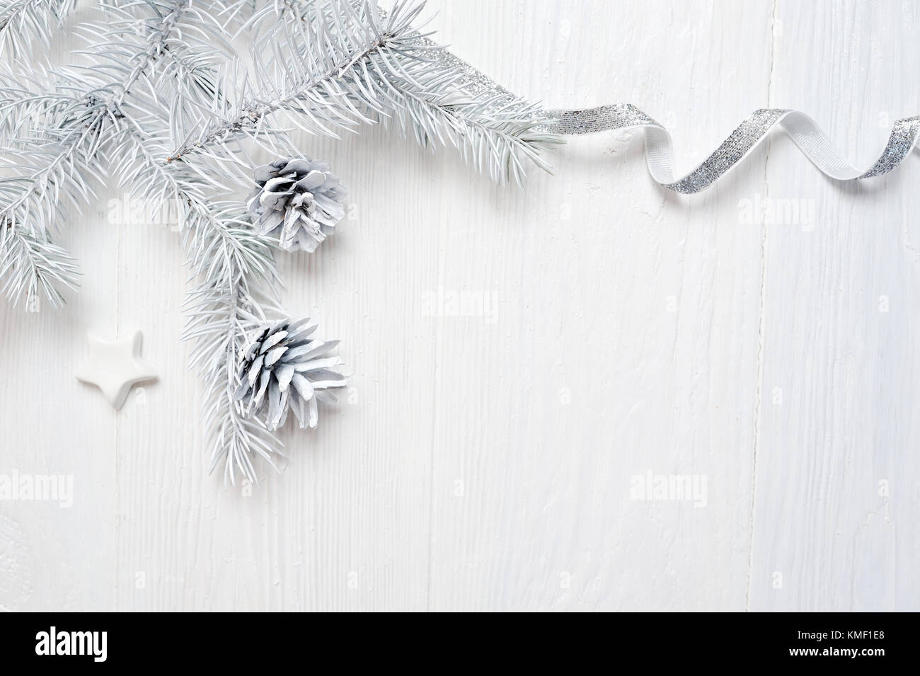 Mockup Weihnachtsbaum Lagerinnenring und das silberne Band, flatlay auf einem weißen Hintergrund, aus Holz mit Platz für Ihren Text Stockfoto