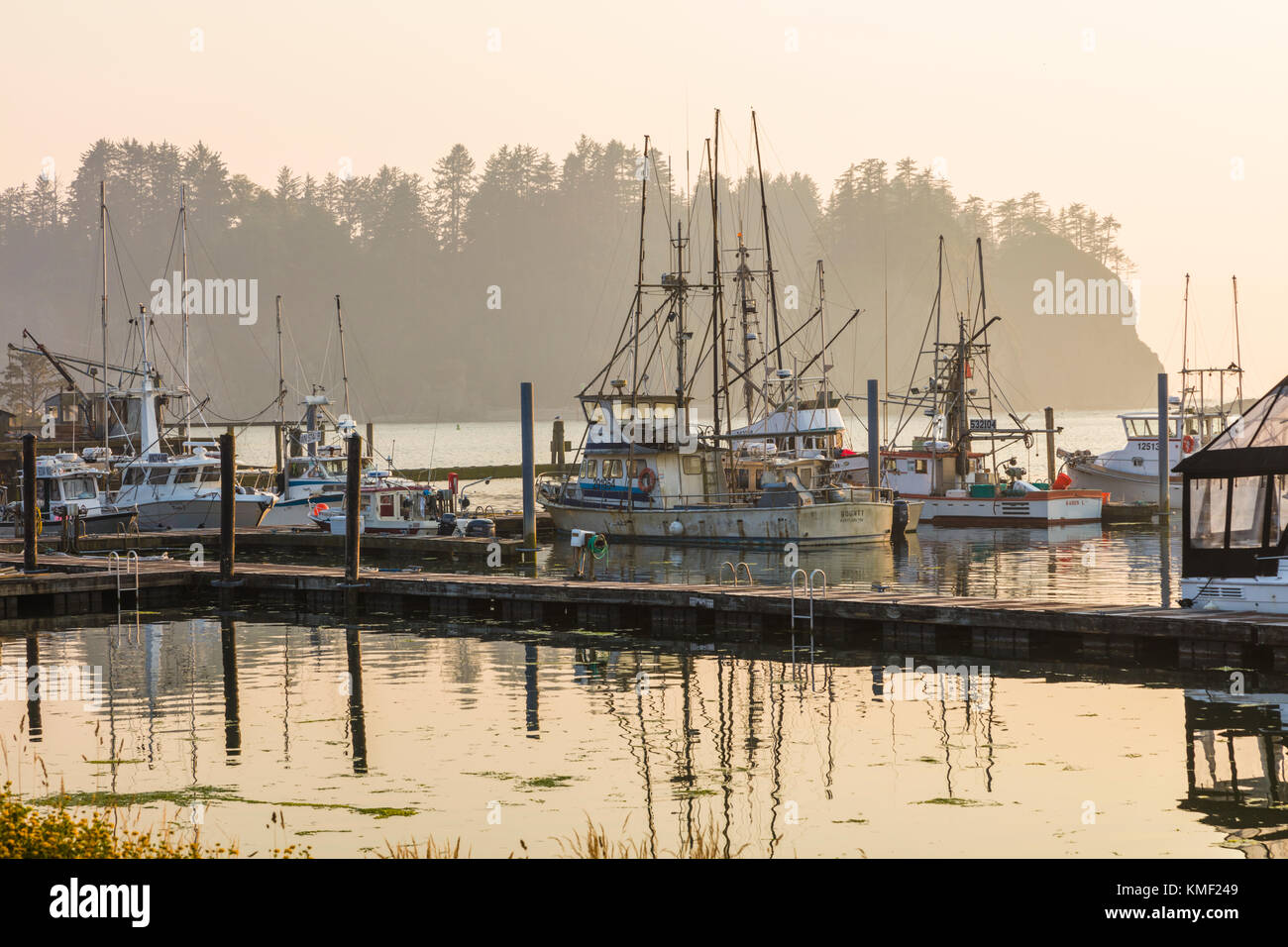 Fischerboote auf nebligen Tag in der Marina in der Stadt von La Push auf der Quileute Indianer Reservation im Staat Washington in den Vereinigten Staaten Stockfoto