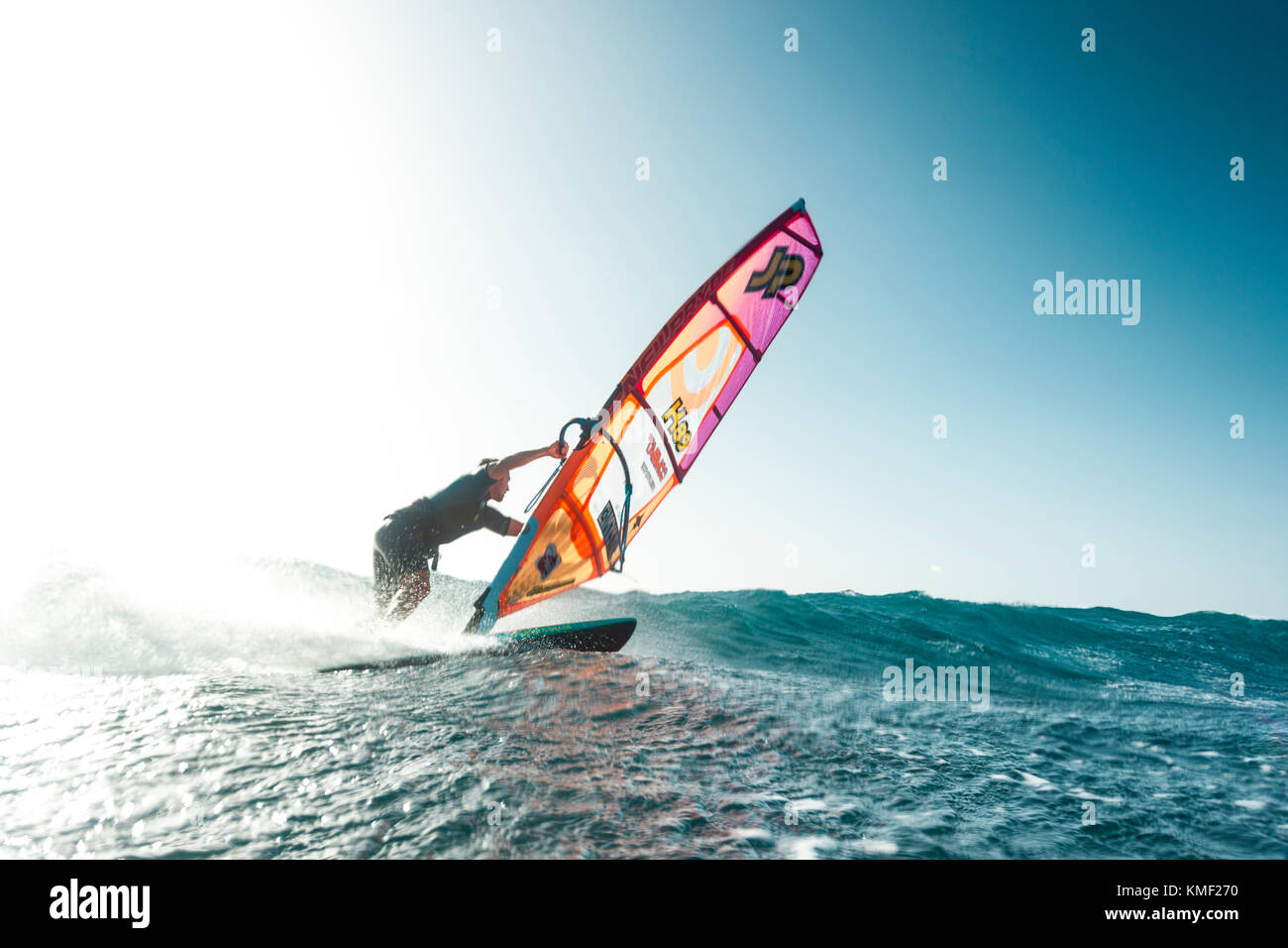 Professional Windsurfer am Meer, El Cabezo, Teneriffa, Kanarische Inseln, Spanien Stockfoto