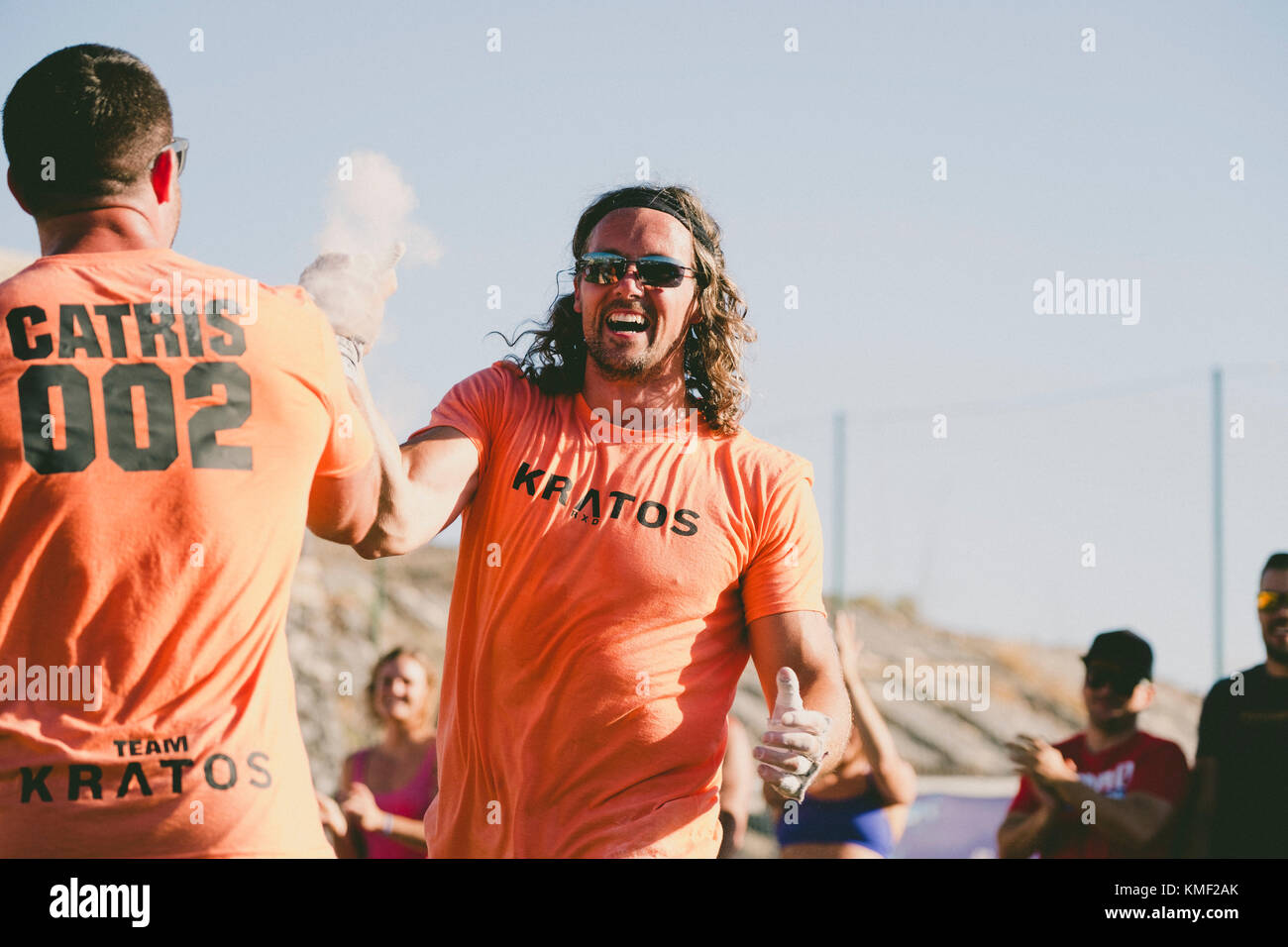 Zwei männliche Mitglieder des Sports Team feiert Sieg beim Wettbewerb, Teneriffa, Kanarische Inseln, Spanien Stockfoto