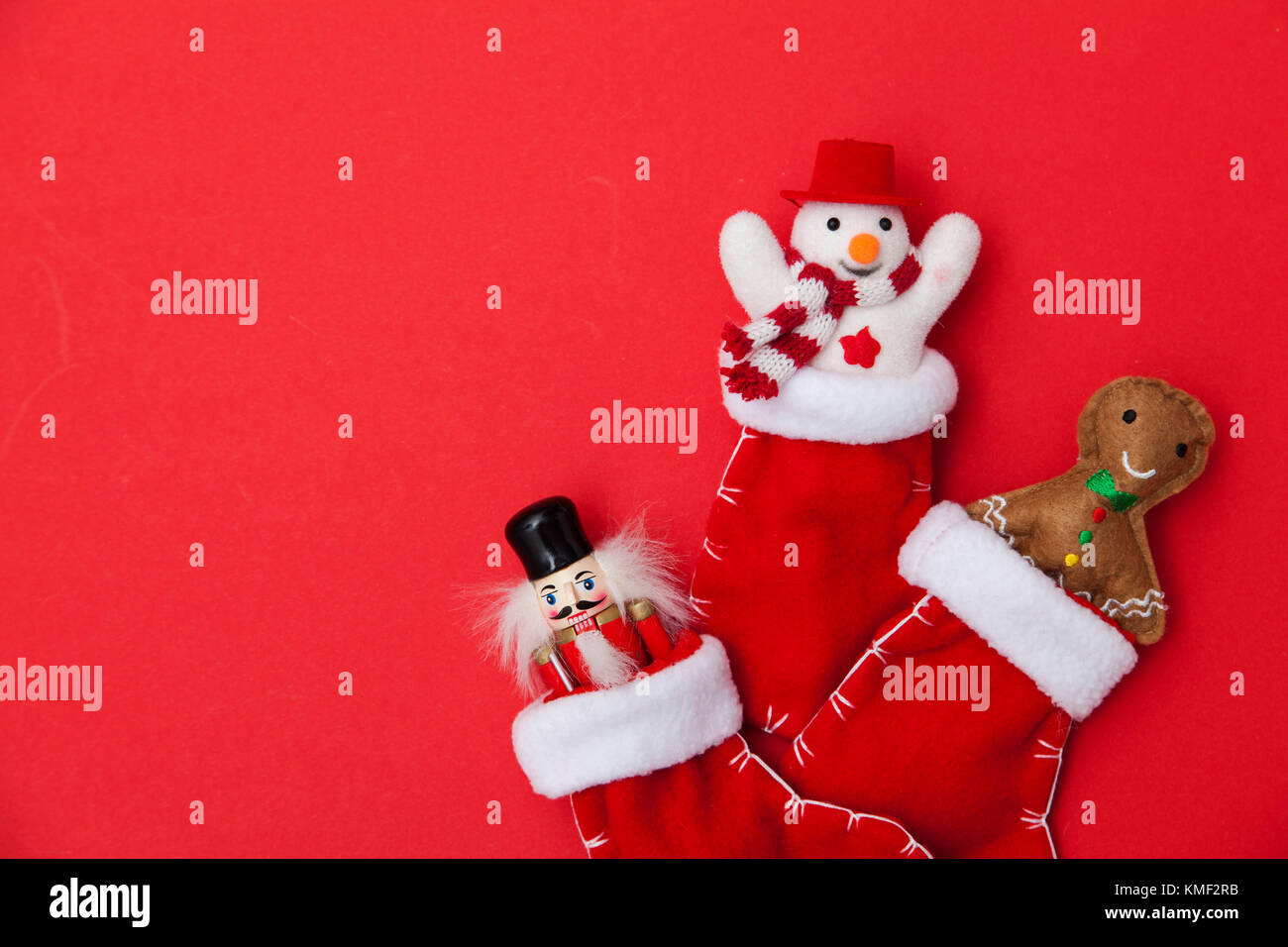 Weihnachten Strümpfe mit festlichen Spielzeug Stockfoto