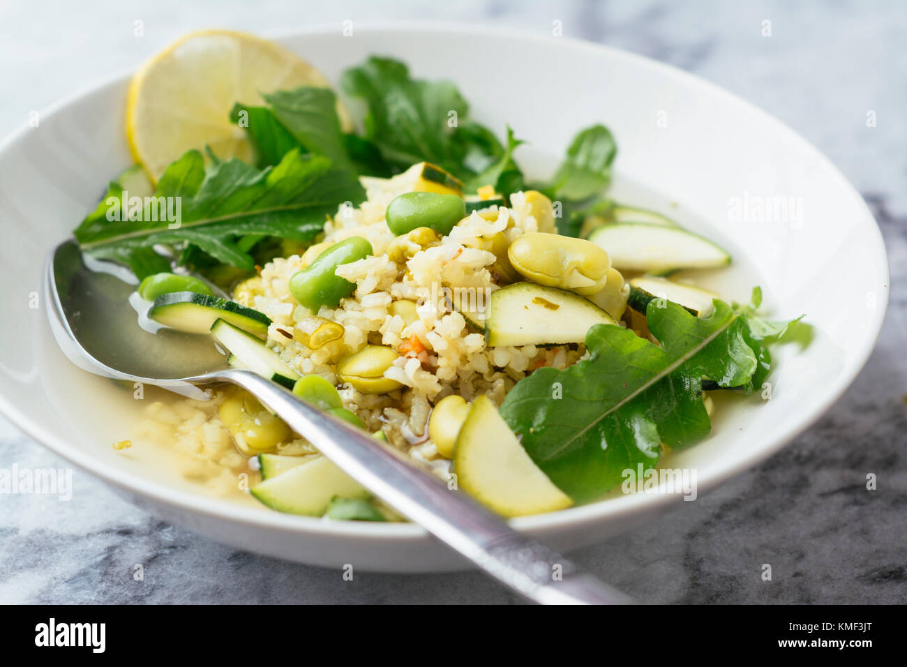 Lemony fava Bohnen und Reis Suppe Stockfoto