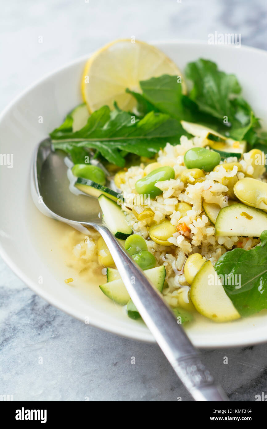 Lemony fava Bohnen und Reis Suppe Stockfoto
