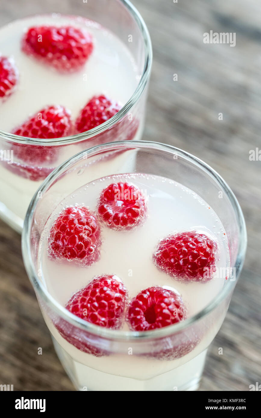 Sekt Himbeere - Limoncello Cocktail Stockfoto