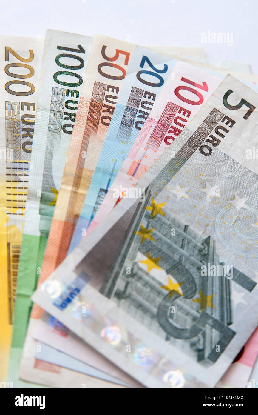 UE Währung - fünf Euro Note (5 €), zehn Euro Note (10 €), 20 Euro (20 €), 50 Euro (50 €), 100 Euro (100 €) und zwei Hunderte e Stockfoto