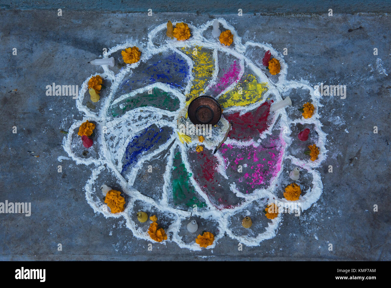 Rangoli Muster von farbigen Reis, Blumen, und Mehl Glück bringen und das Festival der tihar, Kathmandu, Nepal Stockfoto