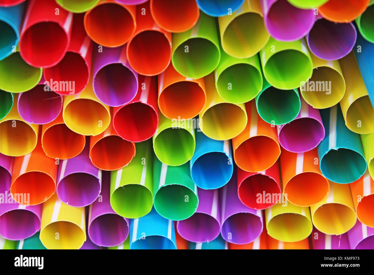 Fancy straw Art Hintergrund. abstract Wallpaper von farbigen fancy  Strohhalme. Regenbogen farbig bunt Muster Textur Stockfotografie - Alamy