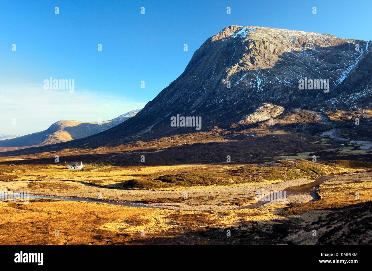 Glencoe, Schottland. BlackRock Cottage unter Buchaille Etive Mor Berg, western Highlands. Blick auf Rannoch Moor. Winter Stockfoto