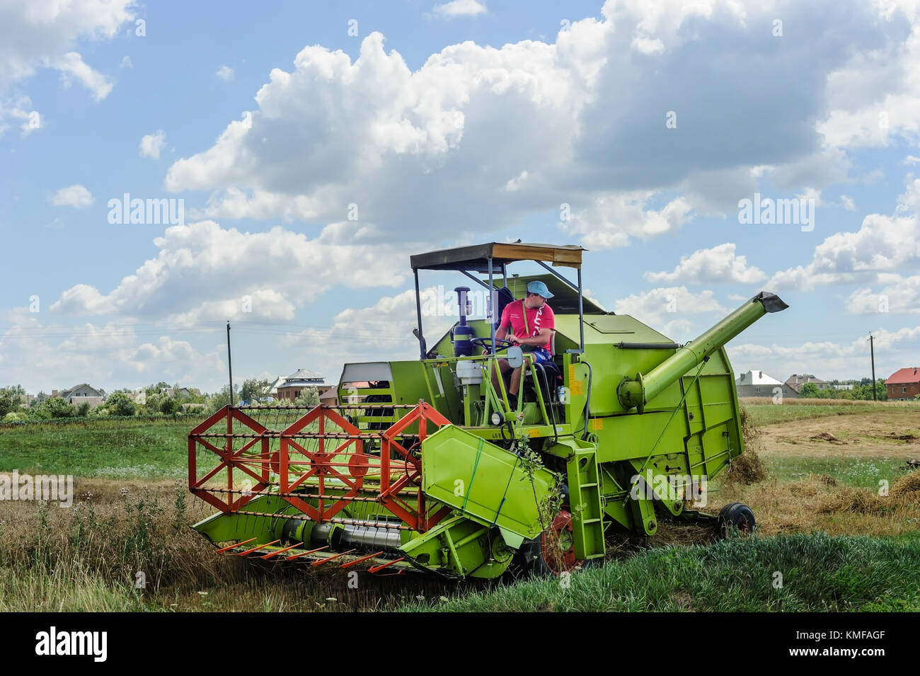 Der Bauer auf dem Mähdrescher ernten ein Korn. pidhiriya. Ivano Frankivsk Zustand. Ukraine. Am 29. Juli 2017. Stockfoto