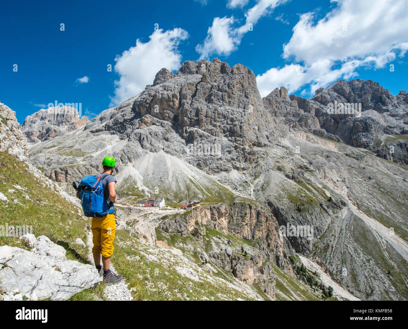 Wanderer im Rosengarten um Gruppe gehen, in der Rückseite Rifugio Vajolet und Rifugio Preuss, Dolomiten, Südtirol Stockfoto