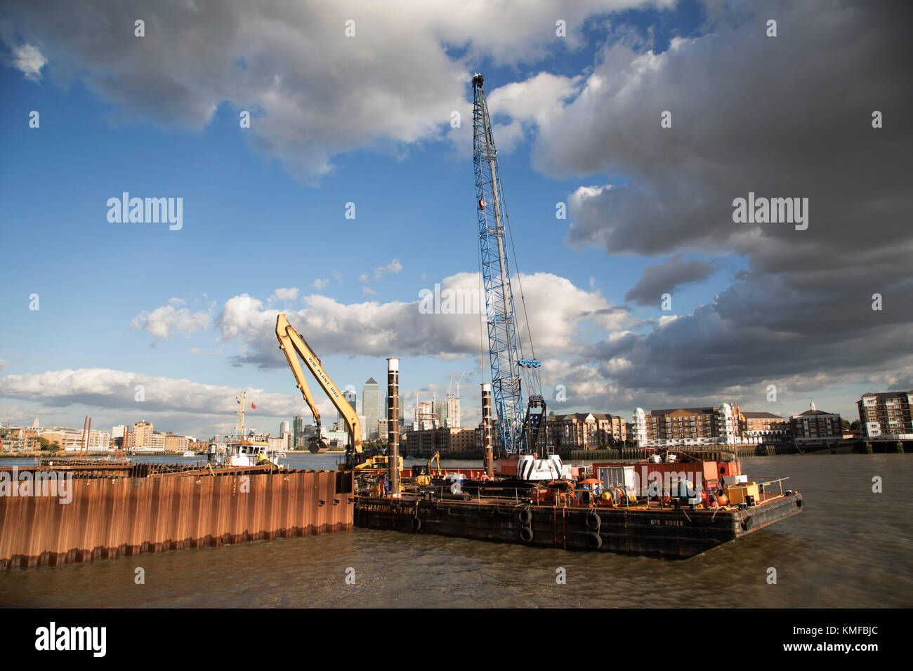 Bauarbeiten am Thames Tideway Tunnel oder Super Kanalisation an der Themse bei Wapping in London, England, Großbritannien. Der Thames Tideway Tunnel ist ein 25 km langer Tunnel, der hauptsächlich unter dem Gezeitenabschnitt der Themse durch das Zentrum Londons verläuft und fast alle kombinierten Abwasser- und Regenwasserableitungen, die derzeit in den Fluss überlaufen, erfassen, speichern und fördern wird. Stockfoto