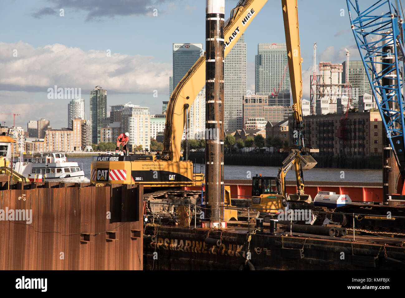 Bauarbeiten am Thames Tideway Tunnel oder Super Kanalisation an der Themse bei Wapping in London, England, Großbritannien. Der Thames Tideway Tunnel ist ein 25 km langer Tunnel, der hauptsächlich unter dem Gezeitenabschnitt der Themse durch das Zentrum Londons verläuft und fast alle kombinierten Abwasser- und Regenwasserableitungen, die derzeit in den Fluss überlaufen, erfassen, speichern und fördern wird. Stockfoto