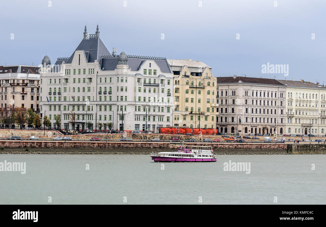 Bahndamm von Budapest. Häuser und die Donau. Stockfoto
