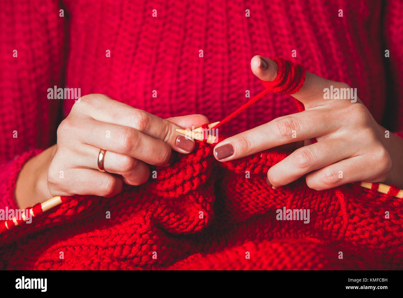 Weibliche Hände Strick Pullover Stockfoto