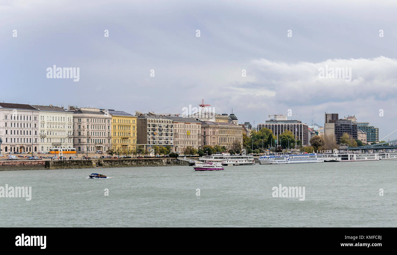 Bahndamm von Budapest. Häuser und die Donau. Stockfoto