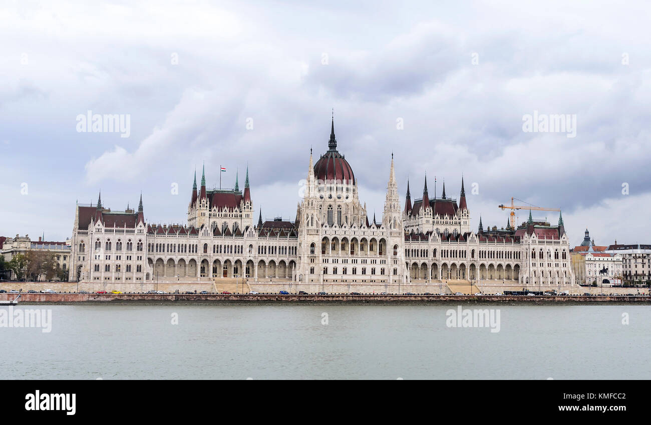 Gebäude des ungarischen Parlaments in Budapest. Damm und die Donau. Stockfoto