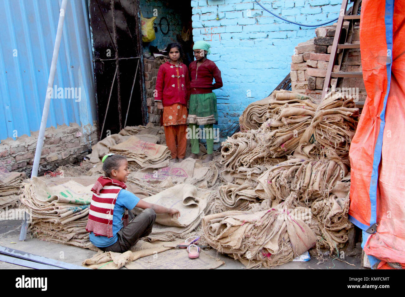 Chirupy Mädchen damit beschäftigt, Sackleinen, plündert. wazirpur Delhi. Kinderarbeit Stockfoto