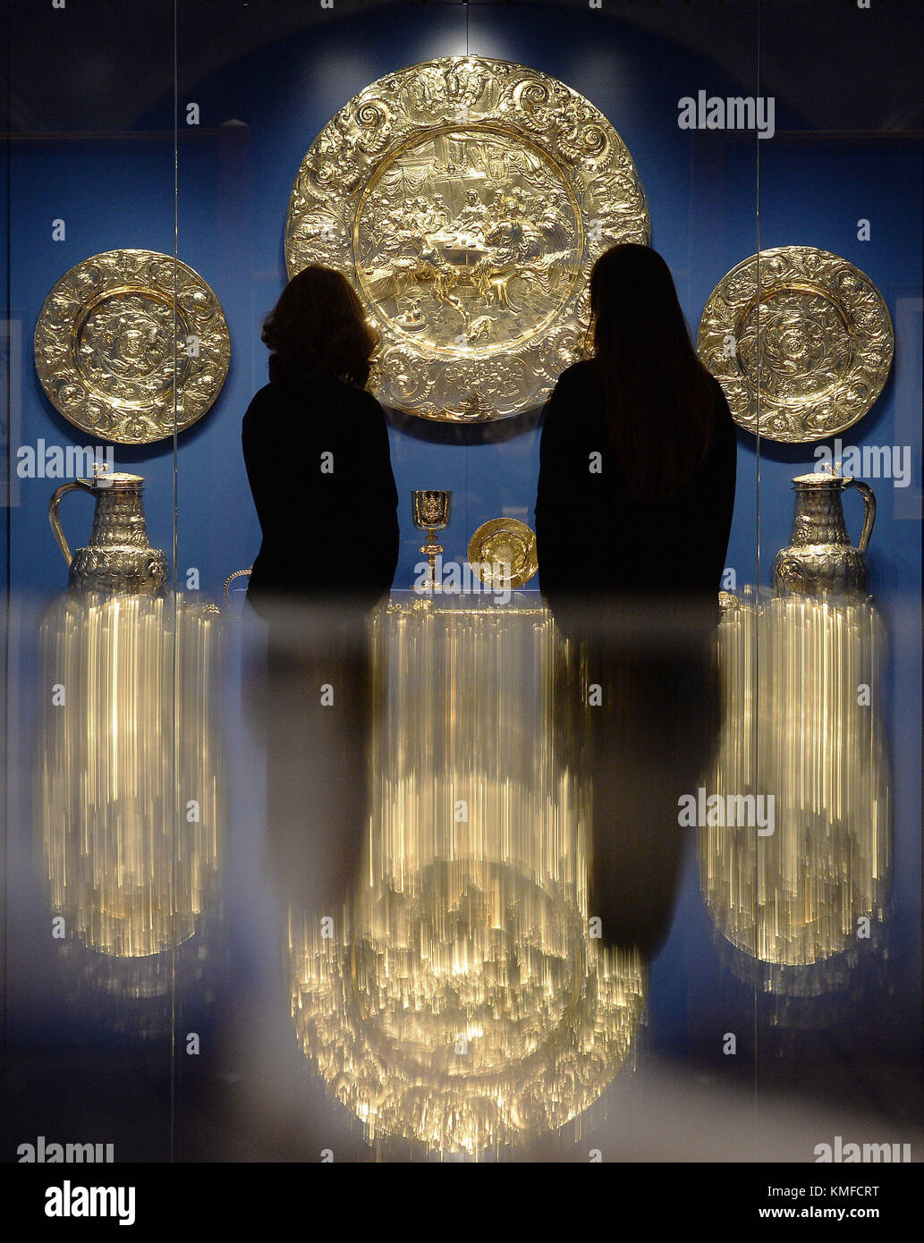 The Alter Dish (Mitte) and Plates, das auf der neuen Charles II: Art & Power Ausstellung in der Queen's Gallery in London zu sehen ist. Stockfoto