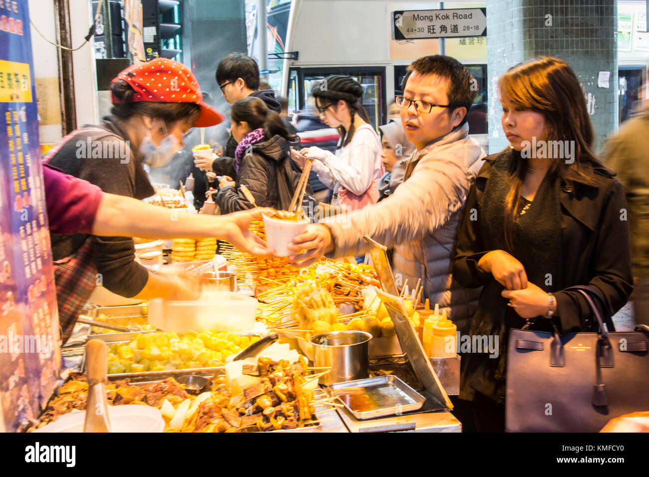 Menschen kaufen Essen auf der Straße in Hongkong Stockfoto