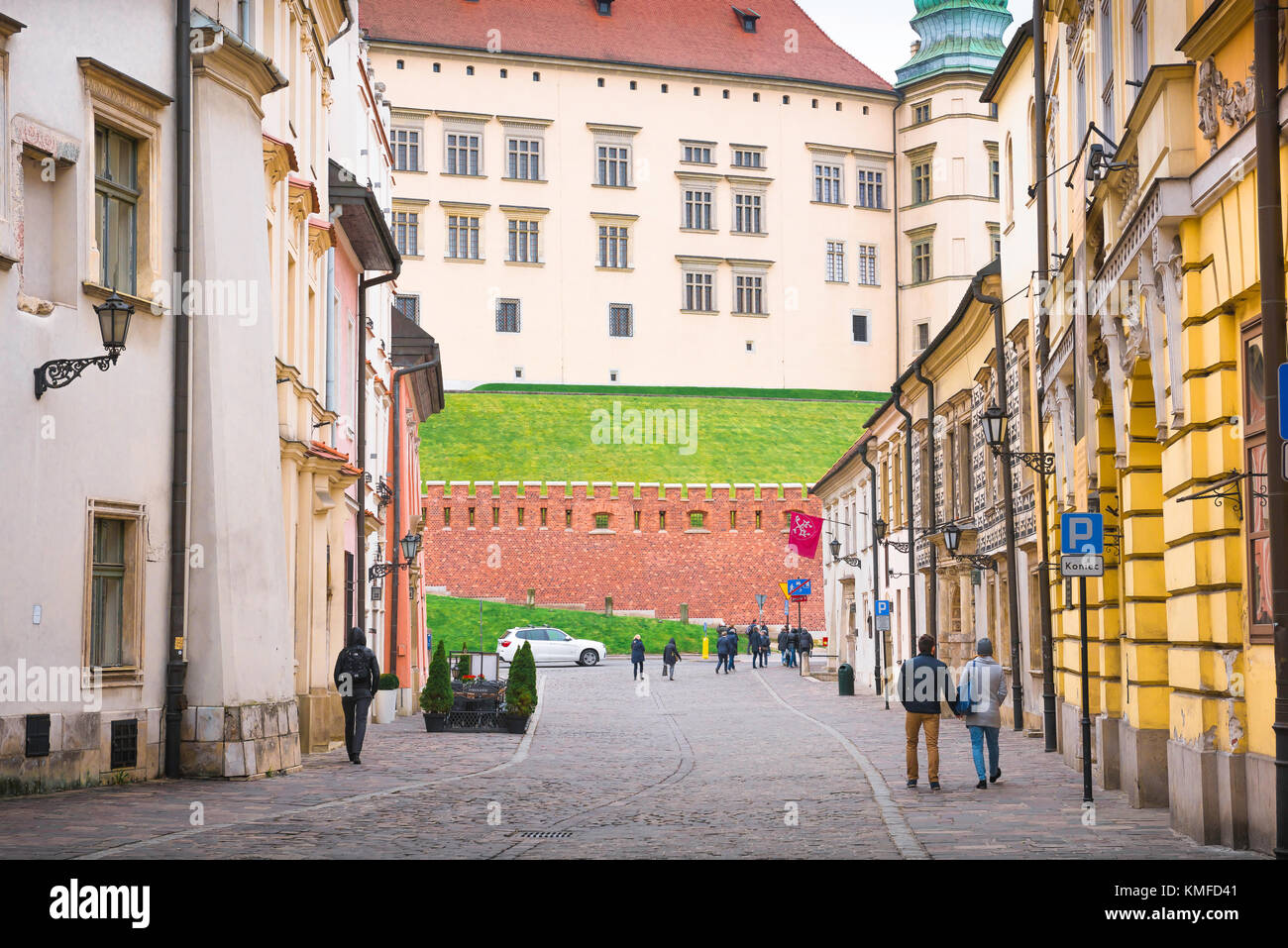 Krakauer Altstadt, Blick auf die mittelalterliche Durchgangsstraße der Straße Kanonicza in Krakow, Polen, die zum Königsschloss Wawel führt. Stockfoto