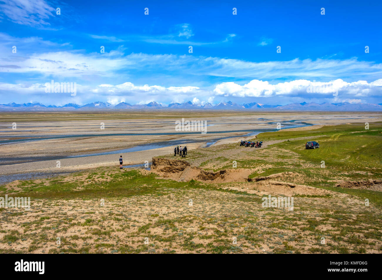 Gruppe von Menschen, die den Sprung in die fehlende Straße im malerischen Tal in Tien Shan, Kirgisistan Stockfoto