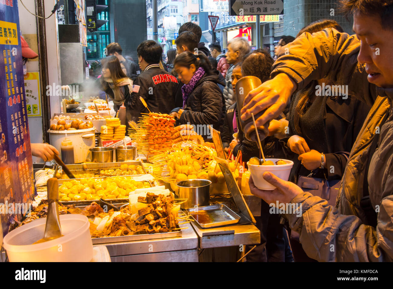 Menschen kaufen Essen auf der Straße in Hongkong Stockfoto