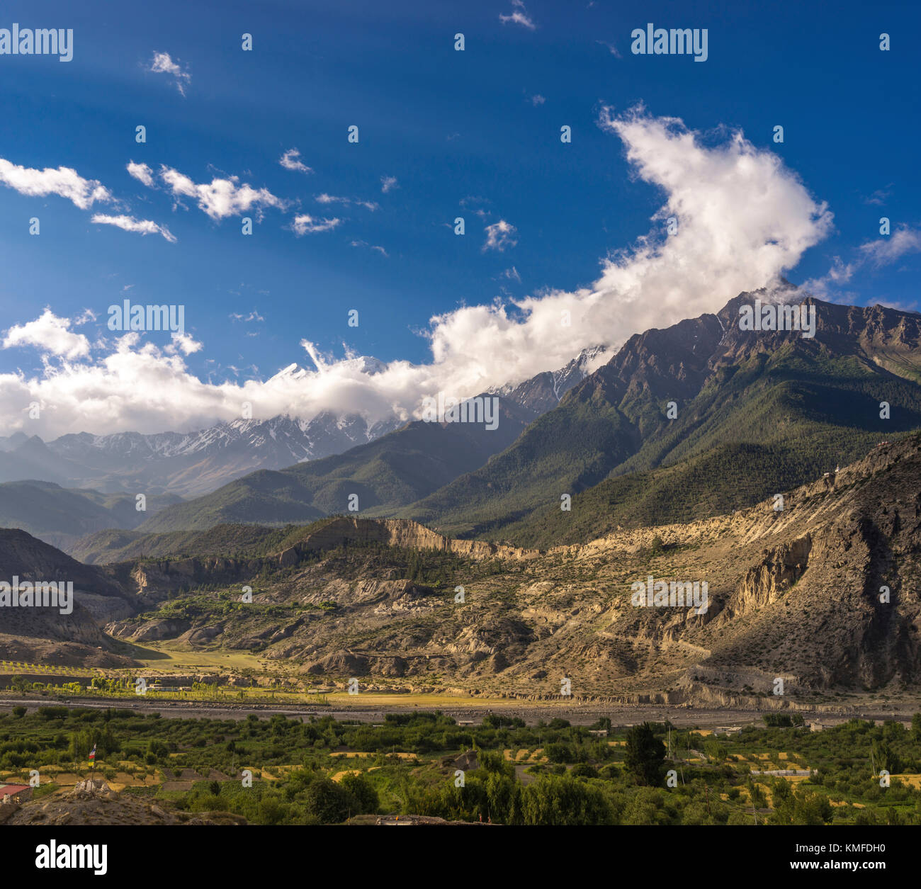 Nilgiri und tilicho himal Blick auf die Art und Weise, in Mustang nach jomsom Stockfoto