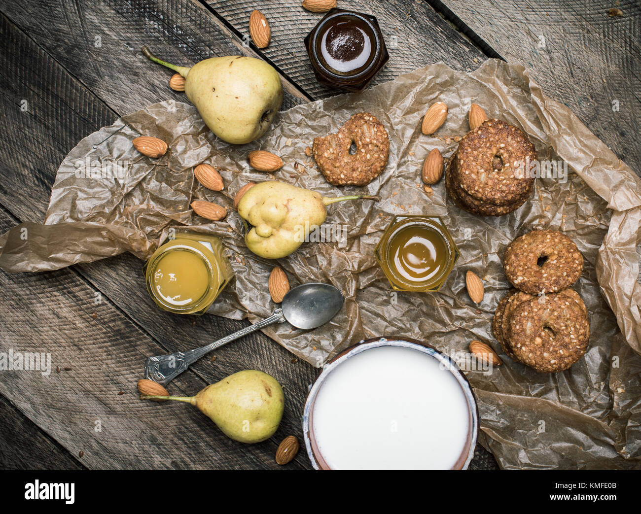 Lecker Birnen Mandeln Kekse und Milch auf rustikalem Holz. Im rustikalen Stil und im Herbst essen Foto Stockfoto