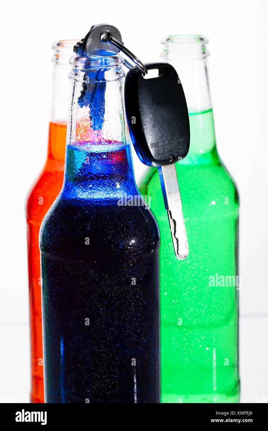 Dunkle Flasche und Tasten Stockfoto