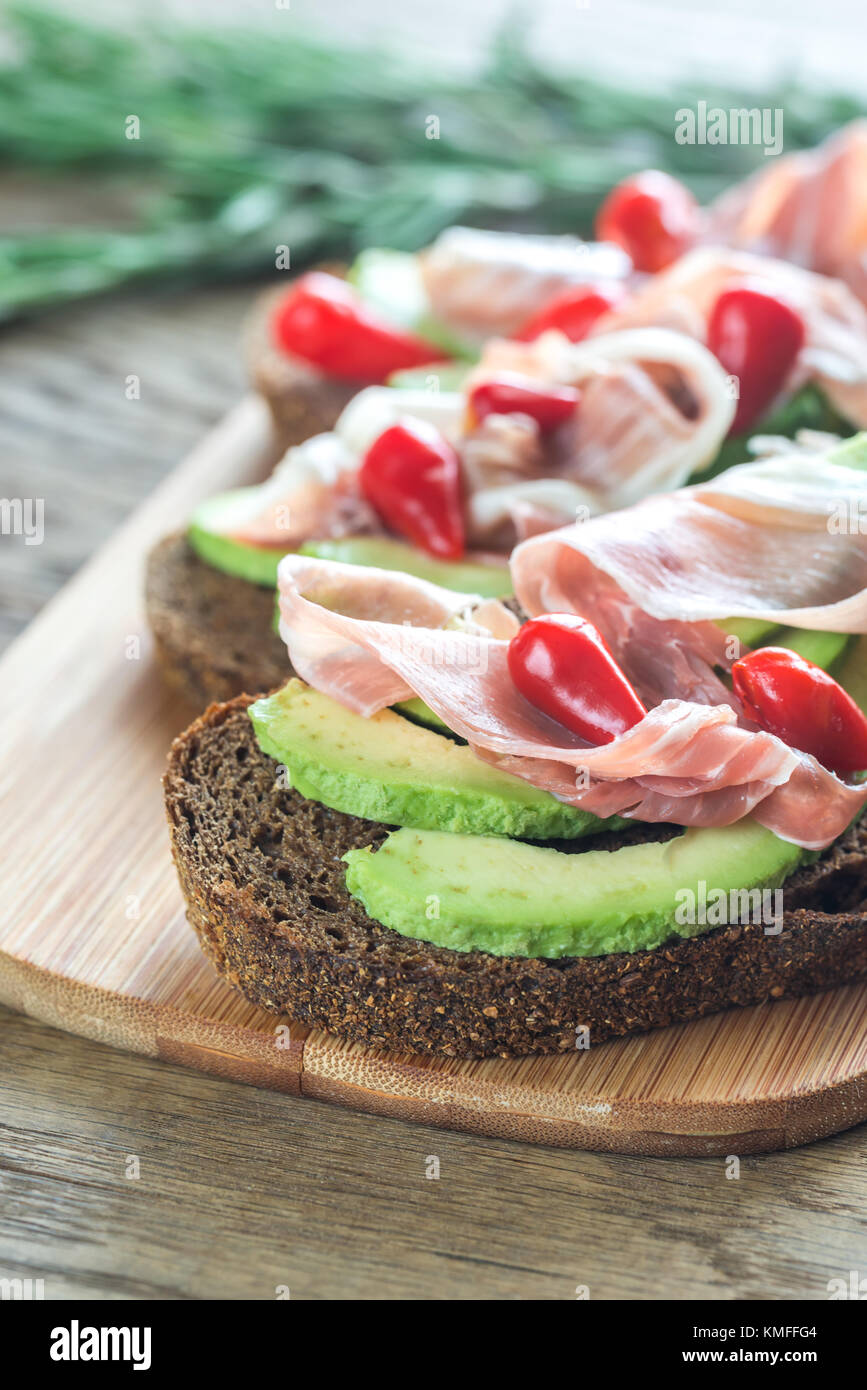 Sandwiches mit Avocado und Schinken Stockfoto