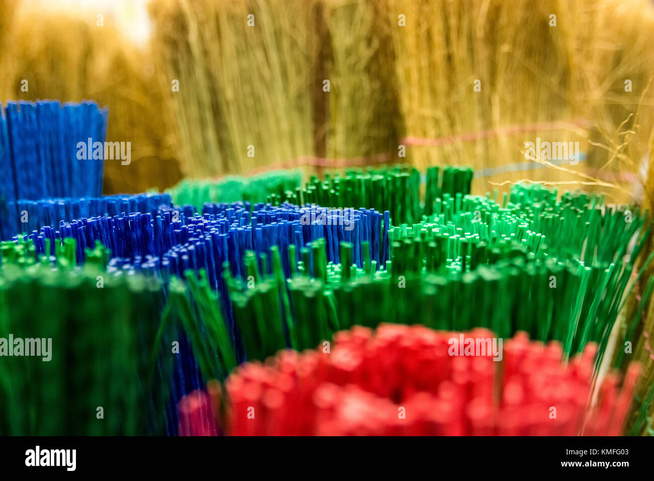 Nahaufnahme bunte Besen im Markt Stockfoto