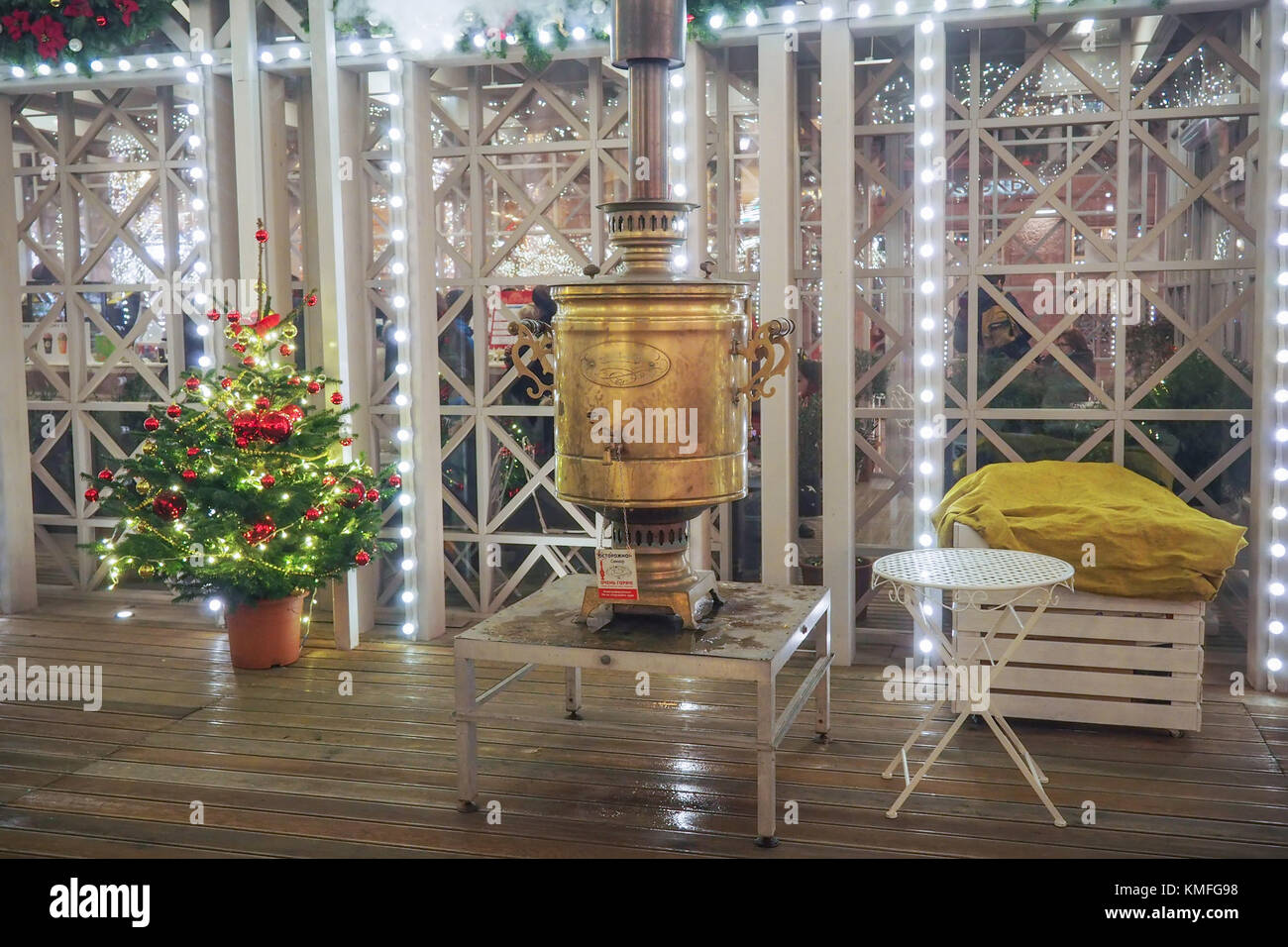 Neues Jahr und Weihnachten Messen und Dekorationen in den Straßen von Moskau. Stockfoto