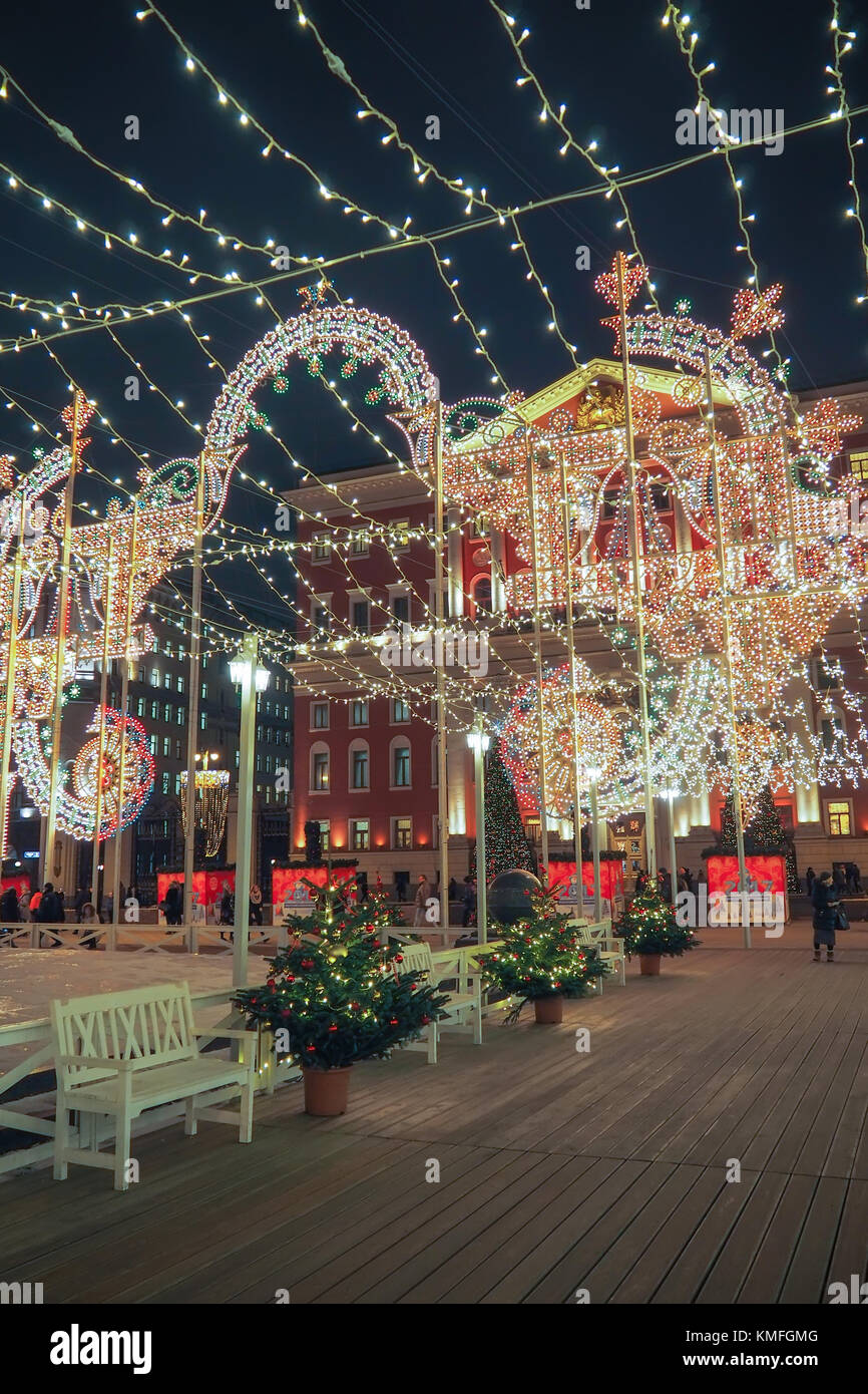 Neues Jahr und Weihnachten Dekorationen und Lichter in den Straßen von Moskau, Russland. Stockfoto