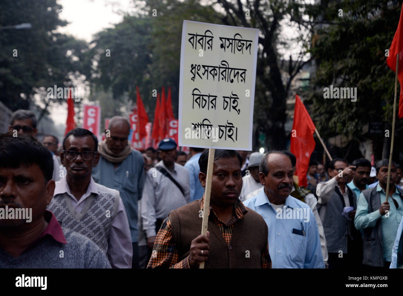 Kolkata, Indien. 06 Dez, 2017. Linke vordere Aktivist mit Plakat und Red Flag gegen Babri Masjid Abbruch in Ayodhya in Kalkutta zu protestieren sammelte. Vorne links Leader und Aktivist nehmen Sie teil an einer Kundgebung anlässlich des 25. Jahrestages der Zerstörung der Babri Masjid (Moschee) in Ayodhya, Uttar Pradesh am Tag als Kala diwas oder schwarzer Tag am 6. Dezember 2017 in Kalkutta zu beobachten. der Babri Moschee in Ayodhya, Uttar Pradesh während einer Sammlung, die in einem Aufstand am 6. Dezember 1992 wandte sich abgerissen wurde. Credit: saikat Paul/Pacific Press/alamy leben Nachrichten Stockfoto