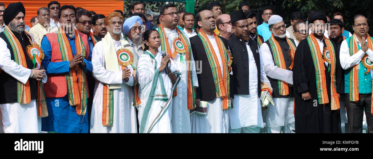 Kolkata, Indien. 06 Dez, 2017. Trinamool Congress supremo und Chief Minister Mamata Banerjee & mehrere religiöse singen Nationalhymne während der Feier auf der anghati diwas" für die kommunale Harmonie an der Mayo Straße am 6. Dezember 2017 in Kalkutta, Indien. Dieses Treffen für die kommunale Harmonie und feierte bei der dr. b. r. ambedkar 61. Todestages von West Bengal trinamool Jugend Kongress organisiert am 06 Dezember, 2017 in Kalkutta, Indien. Credit: sanjay purkait/Pacific Press/alamy leben Nachrichten Stockfoto